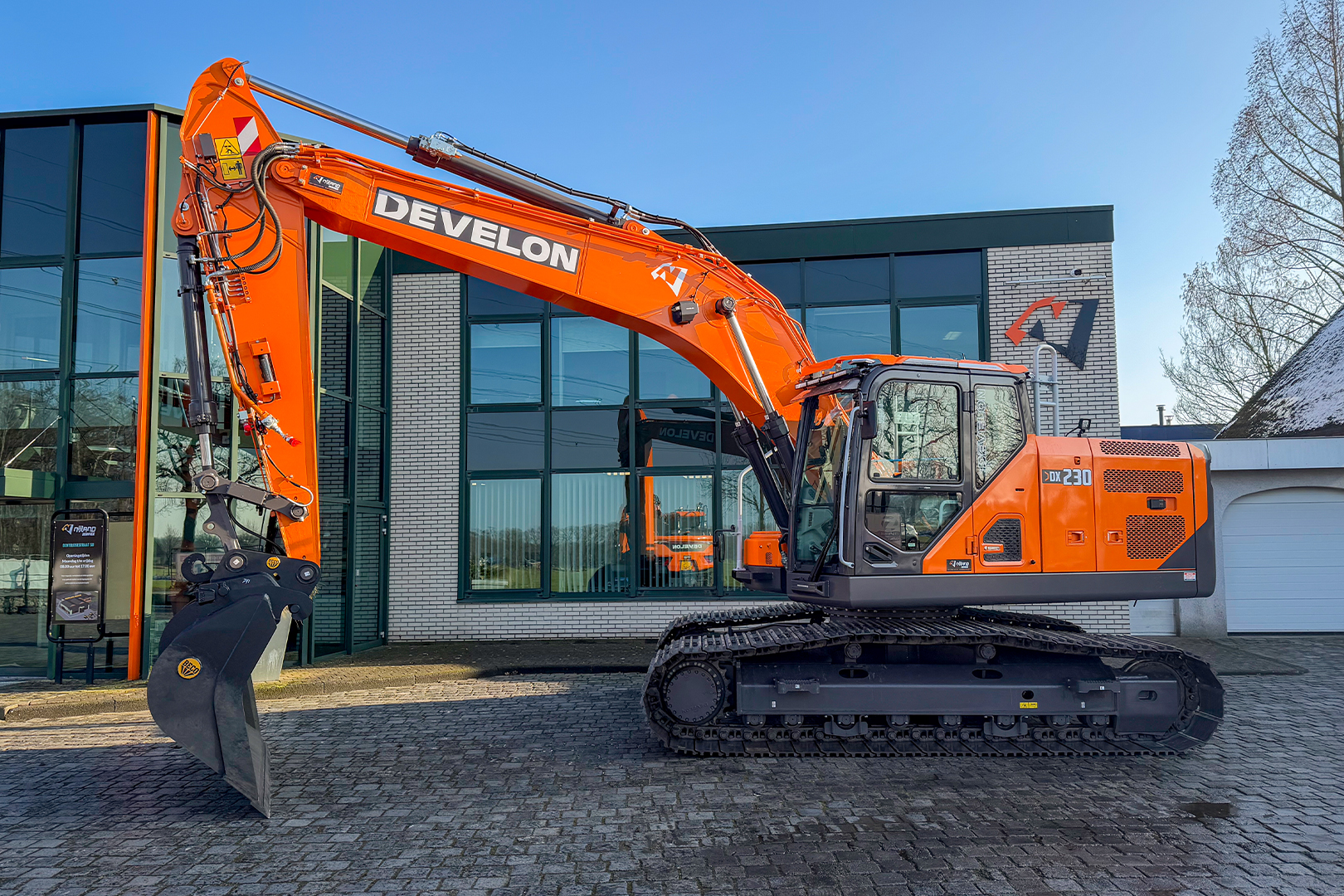 Develon DX230LC-9